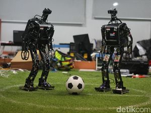 Robot ITS Juara Bertahan Siap Gocek Bola di Roboworld Cup