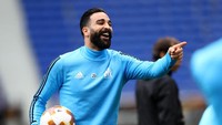 Adil Rami tampil di 55 pertandingan bersama Marseille musim ini. Total waktu bermain bek asal Prancis itu mencapai 4.904 menit. (Foto: Michael Steele/Getty Images)