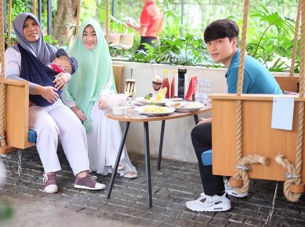 Papah Muda Keren! Begini 10 Gaya Alvin, Anak Ustaz Arifin Ilham Saat Kulineran