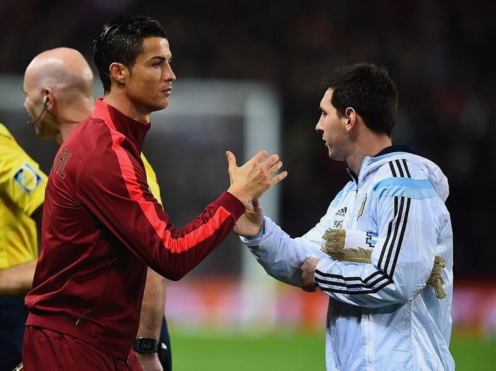 Cristiano Ronaldo, Lionel Messi MANCHESTER, ENGLAND - NOVEMBER 18: Cristiano Ronaldo of Portugal shakes hands with Lionel Messi of Argentina prior to the International Friendly between Argentina and Portugal at Old Trafford on November 18, 2014 in Manchester, England. (Photo by Laurence Griffiths/Getty Images)