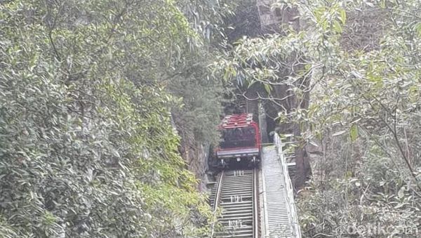 Foto: Naik Kereta di Jalur Tercuram Australia