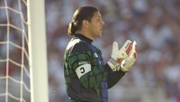 Tony Meola. Kiper AS di Piala Dunia 1994 ini takkan seperti pesepakbola jika saja ditemui tanpa atribut olahraga. Selain tubuh gempalnya, gaya rambut kuncir kudanya membuat ia lebih terlihat seperti bodyguard atau pegulat profesional. (Foto: Shaun Botterill/Allsport)