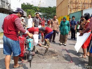Kembali ke Tangan Pemkot, Risma Langsung Perbaiki Jalan Kenari