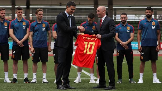 Presiden RFEF Luis Rubiales (kanan) merasa dikhianati Julen Lopetegui.