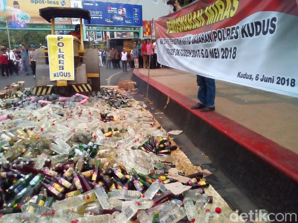 4.900 Botol Miras Dimusnahkan di Kudus 4.900 Botol Miras Dimusnahkan di Kudus
