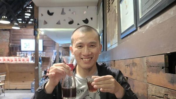 Intip Gaya Ngopi Ustaz Felix Siauw Bareng Istri dan Temannya di Sini
