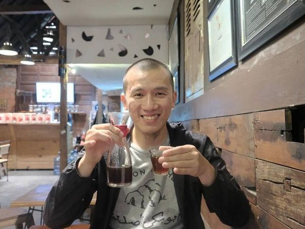 Intip Gaya Ngopi Ustaz Felix Siauw Bareng Istri dan Temannya di Sini