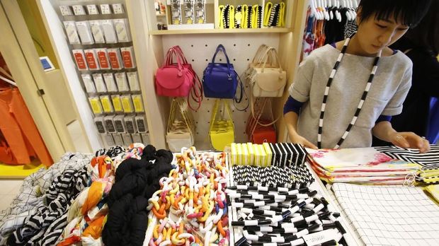Koleksi di toko Kate Spade