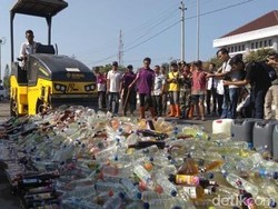 Jelang Lebaran, Ribuan Botol Miras di Purworejo Dimusnahkan