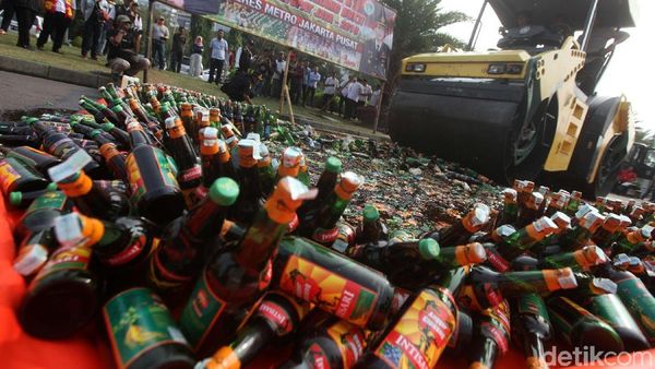 Ribuan Botol Miras Dimusnahkan dengan Cara Digilas