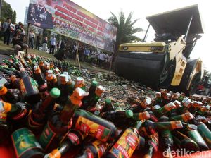 Ribuan Botol Miras Dimusnahkan dengan Cara Digilas Ribuan Botol Miras Dimusnahkan dengan Cara Digilas