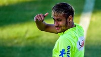 Neymar. Pemain Brasil ini tak pernah ragu bereksperimen gonta-ganti gaya rambut. Beginilah gayanya ketika main pada Piala Dunia yang digulirkan di negerinya sendiri empat tahun lalu. (Foto: Buda Mendes/Getty Images)