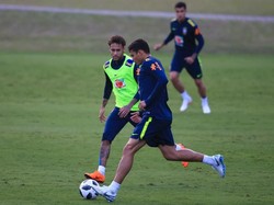 Thiago Silva (kanan) dan Neymar punya potensi untuk menjadi kapten timnas Brasil di Piala Dunia 2018. Keduanya punya peran sangat besar di dalam tim. (Foto: Buda Mendes/Getty Images)