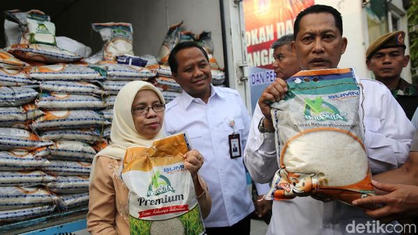 Bulog Jual Sembako di 17 Titik Bersama Polisi dan TNI