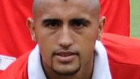 Arturo Vidal. Pesepakbola asal Chile ini dikenal punya gaya rambut khas. Di Piala Dunia 2014, Vidal tetap bergaya mohawk dengan aksen garis-garis yang (kelihatan) amat sangat lurus. (Foto: LUIS ACOSTA/AFP)