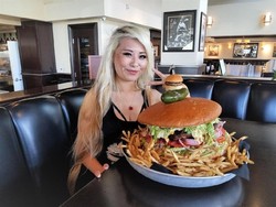 Hebat! Wanita Ramping Ini Coba Habiskan Burger Seberat 4,5 Kg