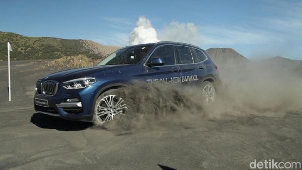 BMW X3 Main Pasir di Bromo