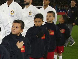 Apa Alasan Pemain Sepak Bola Selalu Gandeng Anak Kecil Sebelum Bertanding? Apa Alasan Pemain Sepak Bola Selalu Gandeng Anak Kecil Sebelum Bertanding?