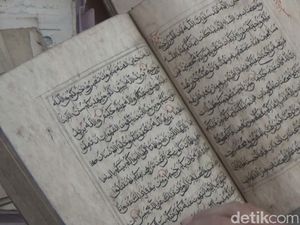 Ada Al Quran Berumur 150 Tahun di Antara Koleksi Agus Sulton