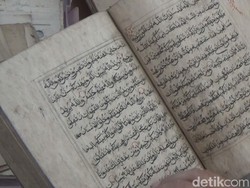 Ada Al Quran Berumur 150 Tahun di Antara Koleksi Agus Sulton