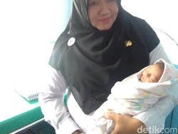 Bayi Masih Hidup Ditemukan Pemulung Terbuang di Tempat Sampah