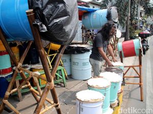 Pedagang Bedug Menjamur Jelang Lebaran Pedagang Bedug Menjamur Jelang Lebaran