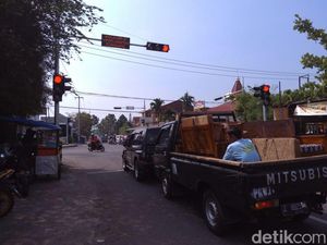 Seputar Penggunaan Rem Tangan Saat Lampu Merah