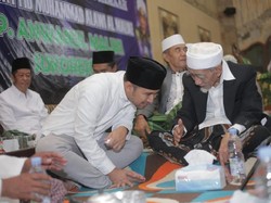 Emil Dardak Bertemu KH Maimun Zubair di Haul Sayyid Alawi Al-Maliki