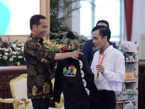 Momen Bona Pencolek Jokowi Dihadiahi Jaket Asian Games di Istana