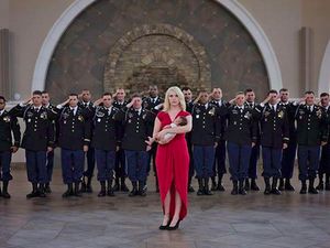 Hiks! Saat Sesi Foto Bayi Dibuat untuk Kenang Mendiang Ayahnya