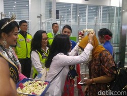 Bunga untuk Penumpang Pertama Terminal Baru Bandara Semarang