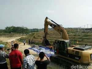1.000 Liter Miras Dimusnahkan di TPA Bojonegoro 1.000 Liter Miras Dimusnahkan di TPA Bojonegoro
