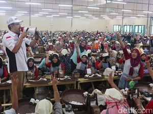 Datangi Buruh, Gus Ipul Ingin Ekonomi Pekerja Perempuan Meningkat