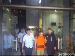 Ditahan KPK, Tersangka Suap Bupati Purbalingga Bungkam