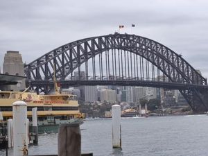 Melihat dari Dekat Jembatan Lengkung Baja Terbesar di Dunia
