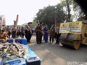 12.000 Botol Miras dan 1.000 Liter Ciu Dimusnahkan di Grobogan 12.000 Botol Miras dan 1.000 Liter Ciu Dimusnahkan di Grobogan