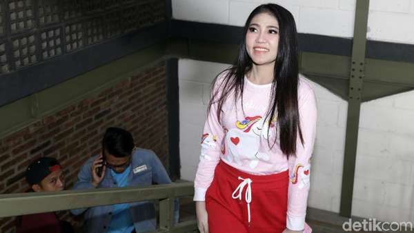 Potret Keluarga Selebriti saat Lebaran, Sophia Latjuba Berhijab