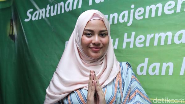 Terlihat Beda, Aurel Hermansyah Tampil Berhijab
