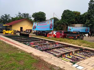 Polres Tangsel Musnahkan 10 Ribu Botol Miras dan Petasan