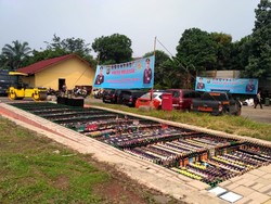Polres Tangsel Musnahkan 10 Ribu Botol Miras dan Petasan