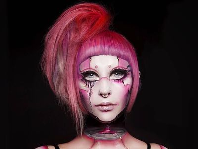 9 Orang Terobsesi Jadi Boneka Hidup, Pakai Makeup Tebal Sampai Oplas