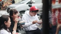 Begini Serunya Glenn Alinskie dan Chelsea Olivia Saat Berwisata Kuliner