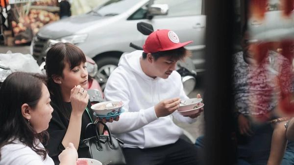 Begini Serunya Glenn Alinskie dan Chelsea Olivia Saat Berwisata Kuliner