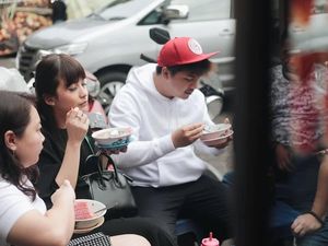 Begini Serunya Glenn Alinskie dan Chelsea Olivia Saat Berwisata Kuliner