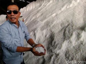 Polisi Gerebek Gudang yang Kemas Garam Industri Jadi Konsumsi Polisi Gerebek Gudang yang Kemas Garam Industri Jadi Konsumsi