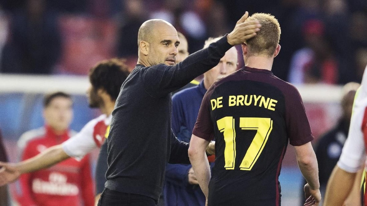 Pep Guardiola mengakui kualitas Kevin de Bruyne sekaligus sebal karena sering kehilangan bola mudah. (Foto: Nils Petter Nilsson/Ombrello/Getty Images)