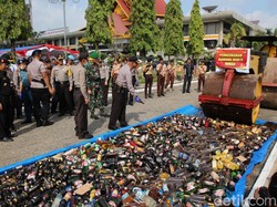 Polda Riau Musnahkan 40 Kg Sabu dan Ribuan Botol Miras
