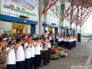 Anies Pimpin Apel Kesiapan Arus Mudik di Terminal Pulogebang Anies Pimpin Apel Kesiapan Arus Mudik di Terminal Pulogebang