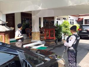 KPK Geledah Rumah Dinas Tersangka Suap Bupati Purbalingga KPK Geledah Rumah Dinas Tersangka Suap Bupati Purbalingga