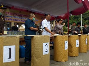1.681 Liter Miras dari Penjuru Ponorogo Dimusnahkan 1.681 Liter Miras dari Penjuru Ponorogo Dimusnahkan